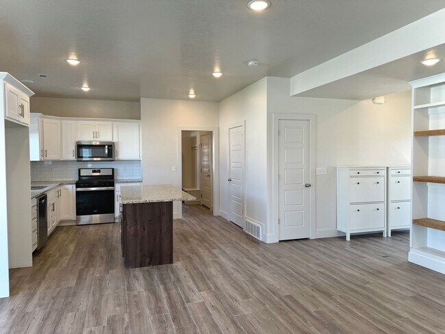 Building Photo - 4 bedroom 2.5 bath Plain City House