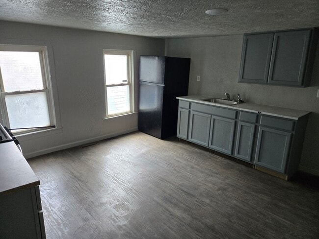 Building Photo - 635 E Division St