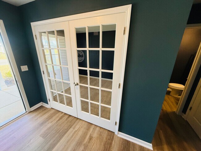 Building Photo - Valley End