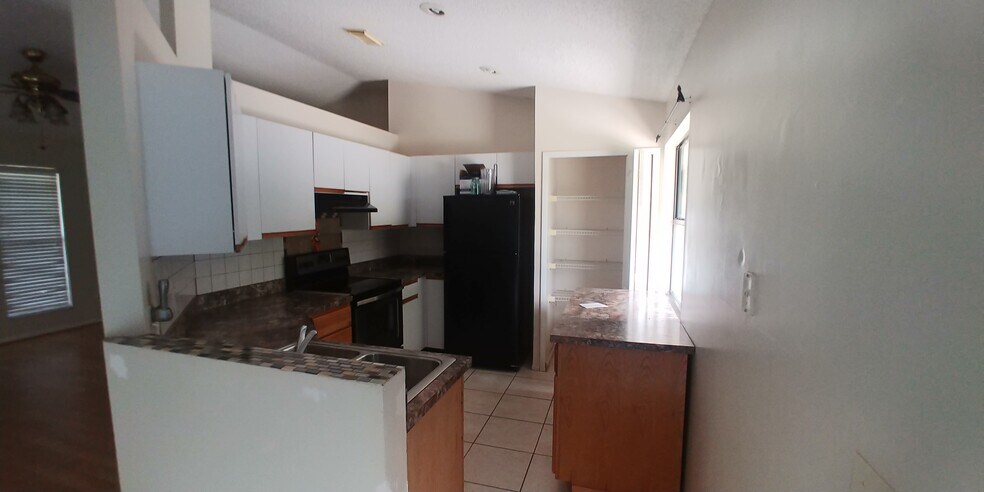 Building Photo - 2180 SW Pamona St