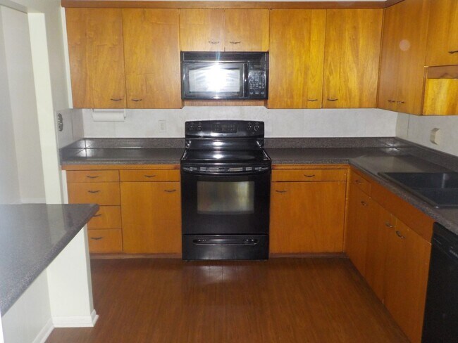 Kitchen - 101 S Bunker Hill Dr