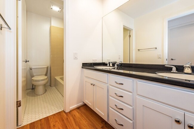 Building Photo - Spacious 3BD/2.5BA Mesa Townhome! (Walking...