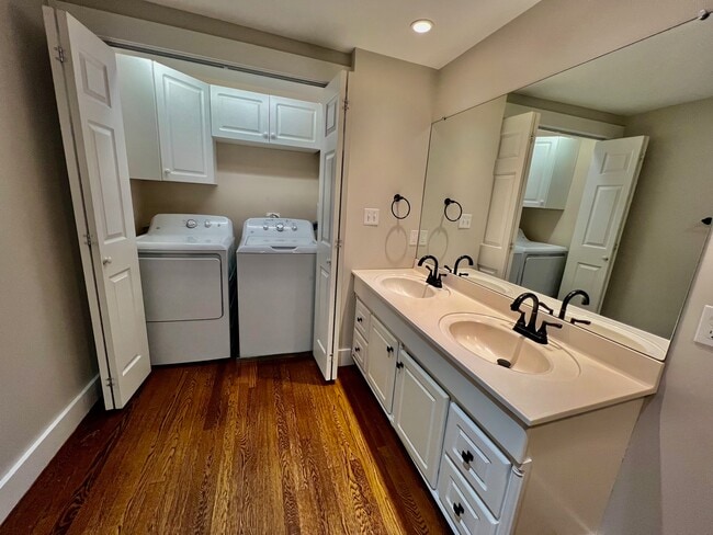 Building Photo - 435 Foxon Rd