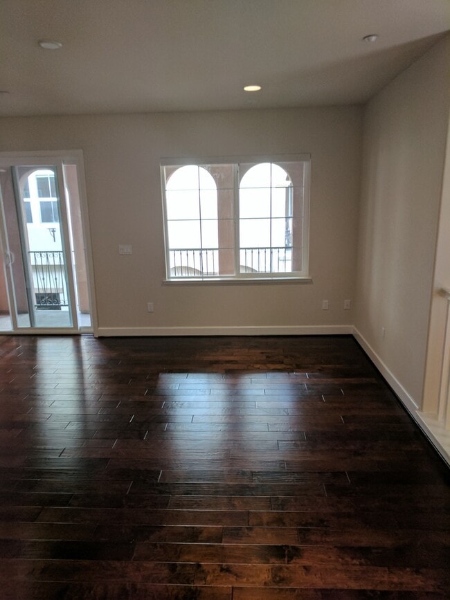 Building Photo - Luxury 3 bedroom 3 bath located in great a...
