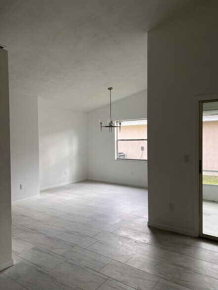 Building Photo - 19 Brittany Ln