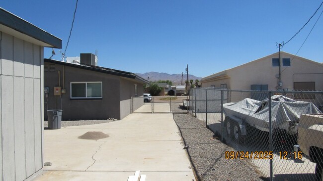 Building Photo - 3 bedroom 2 bathroom with Solar!!!!