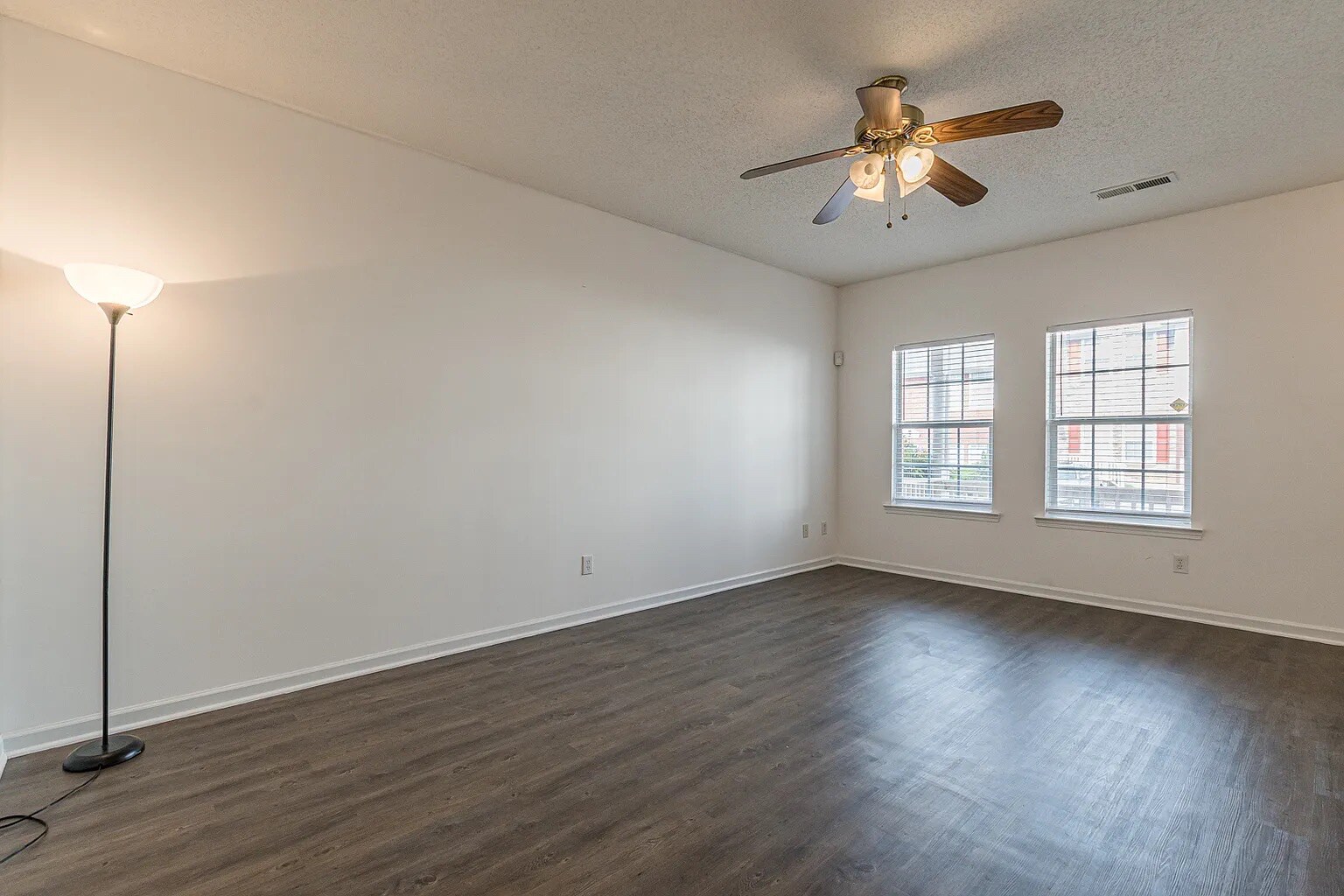 Building Photo - Room in Condo on Ginnis Rd