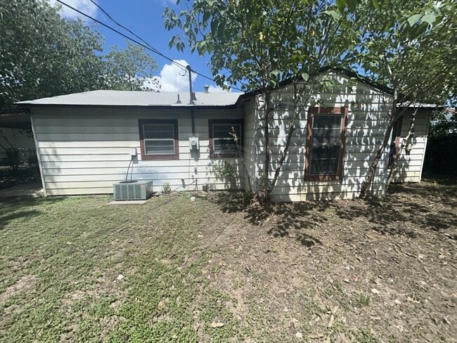 Building Photo - 908 Sutton Dr