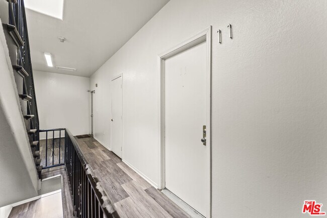 Building Photo - 842 W 83rd St