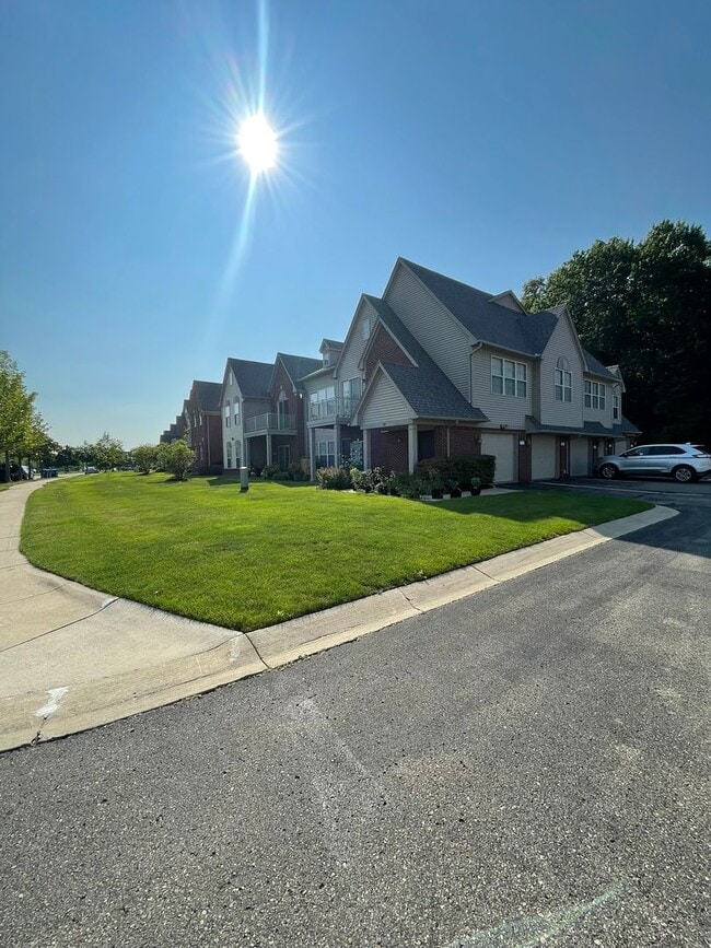 Building Photo - Bright Upper Condo with Garage | Near Shopping & Trails