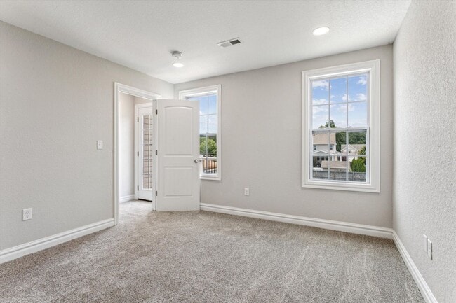 Building Photo - Renovated 5-bedroom 3.5-bathroom home loca...