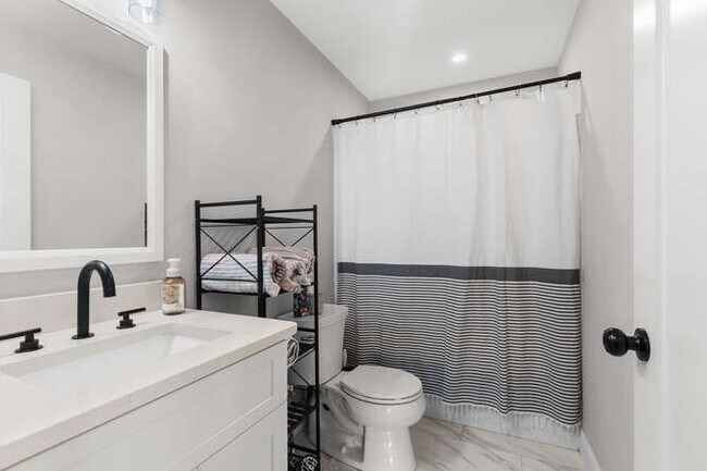 Building Photo - 22 Victor St