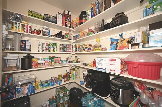 Building Photo - Beautiful 4 Bedroom, 3 Bath, Single Family...