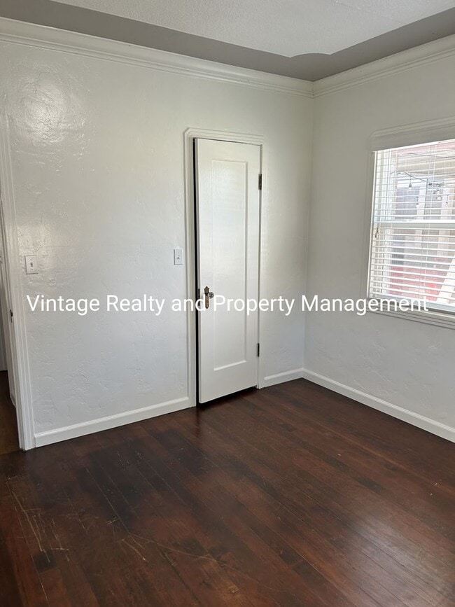 Building Photo - Updated 2 Bedroom Classic Home That's Ready To Go!!!