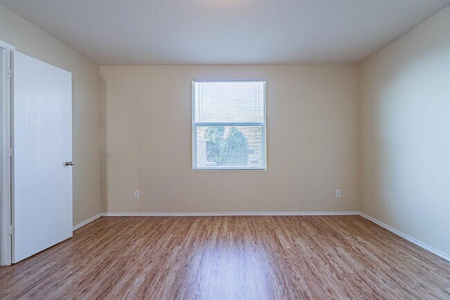 Building Photo - 1000 Bumble Bee Dr