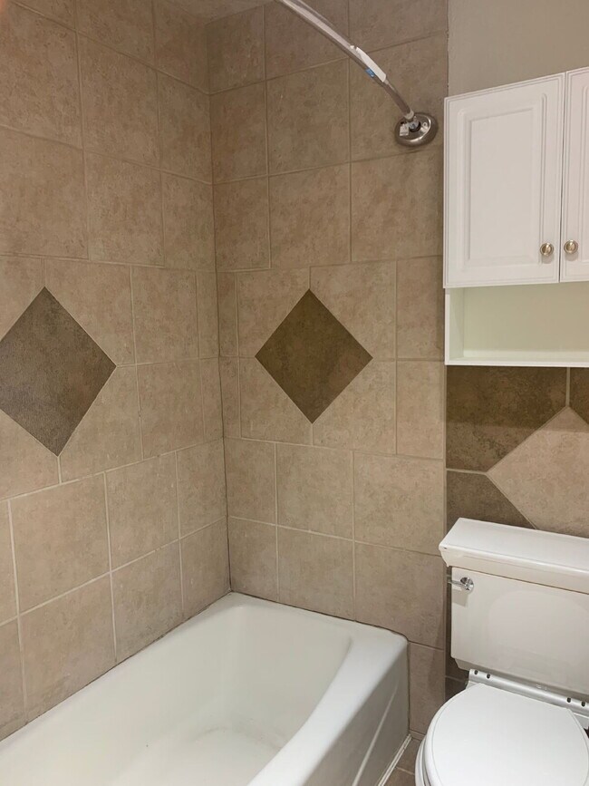 Building Photo - Beautifully Updated Home 1 Block From Heri...