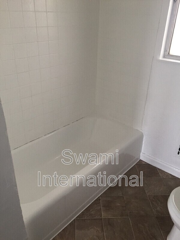 Building Photo - 2030 E Florence Ave