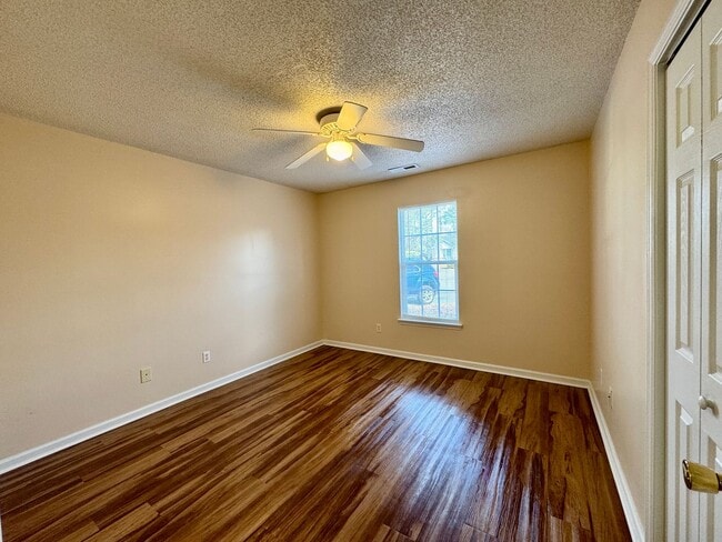 Building Photo - Adorable Duplex- End Unit on Cul-de-Sac