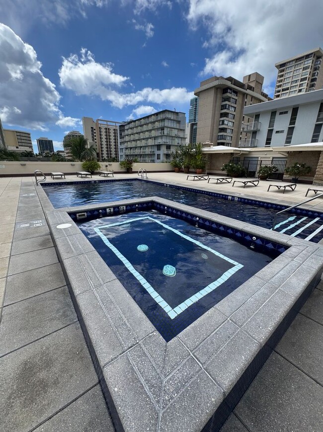 Building Photo - 1 Bed 1 Bath renovated with parking at Alo...