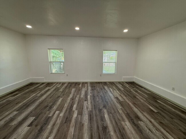 Building Photo - Completely remodeled 3 bed 1 & 1/2 bath ho...