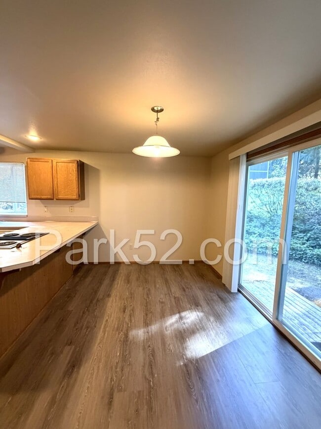 Building Photo - 2 Bedroom Townhome in Gig Harbor - New Flooring!