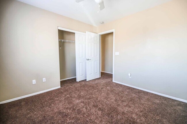 Building Photo - 3 BEDROOM HOME!