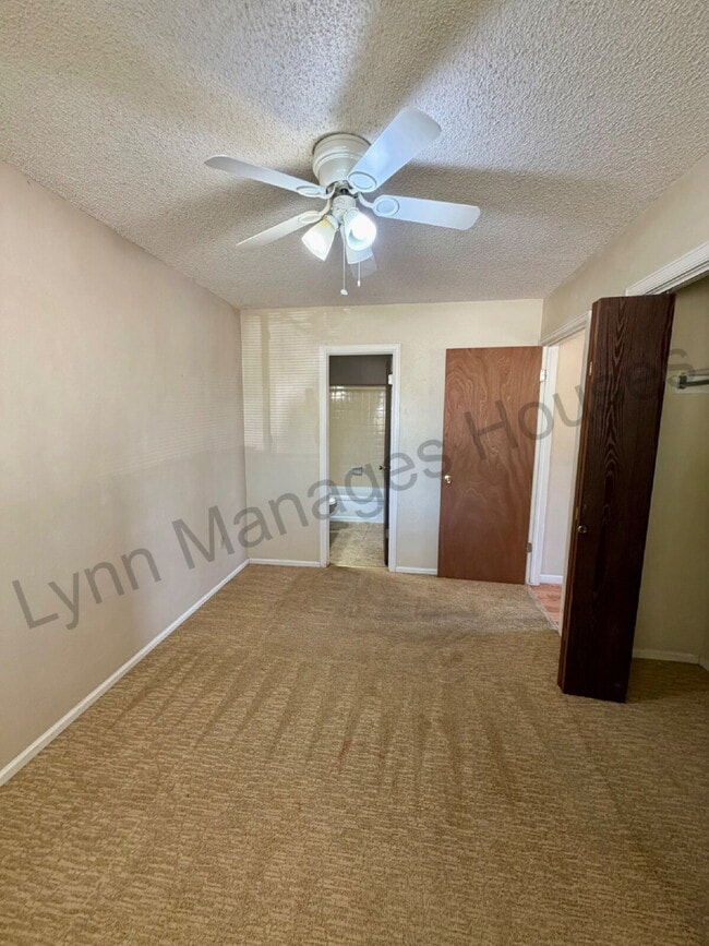 Building Photo - One Bedroom - Awesome Location!