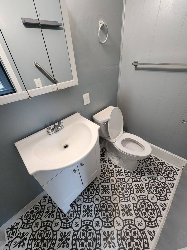 Building Photo - Charming 2-Bedroom Property in Prime Location