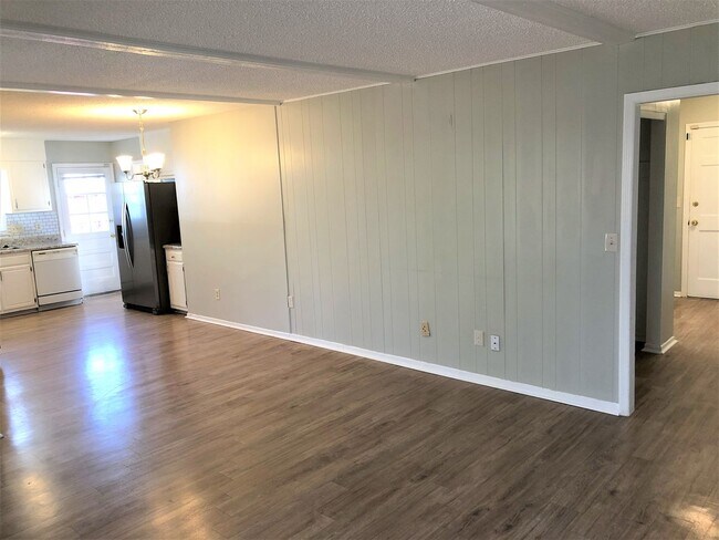 Building Photo - SW Large Brick Home, Updated Kitchen & Bathrooms, Wood Like Flooring, Fenced Yard!