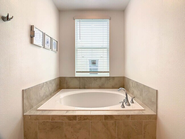 Building Photo - 9338 Sommerset Hills Dr