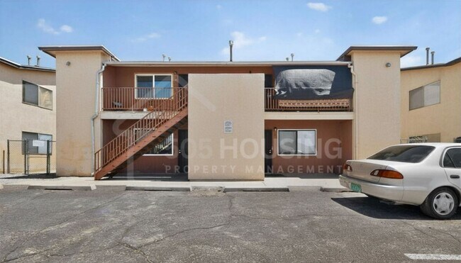 Building Photo - Spacious 2-Bedroom Unit Near Kirtland Air Force Base
