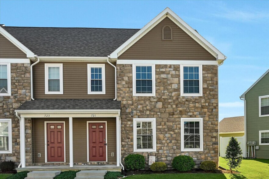 Building Photo - 721 Farmwood Ln