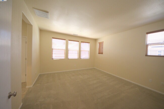 Building Photo - 549 Chaparral Loop