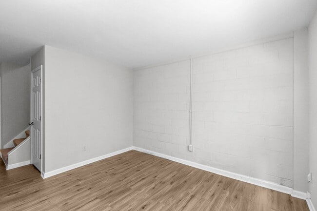 Building Photo - Spacious 2-Story Home with Finished Basement!
