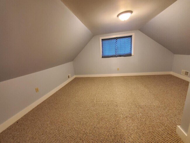 Building Photo - Spacious 2 Bedroom House Updated with Remo...