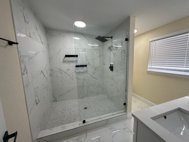 Building Photo - Beautifully renovated 3-bedroom, 2-bath home located in the heart of South Tampa