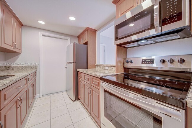 Building Photo - 13872 SW 90th Ave