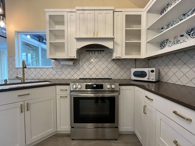 Building Photo - Stunning Lake Oswego Home with Outdoor Retreat, Vaulted Ceilings & Walk-In Closet