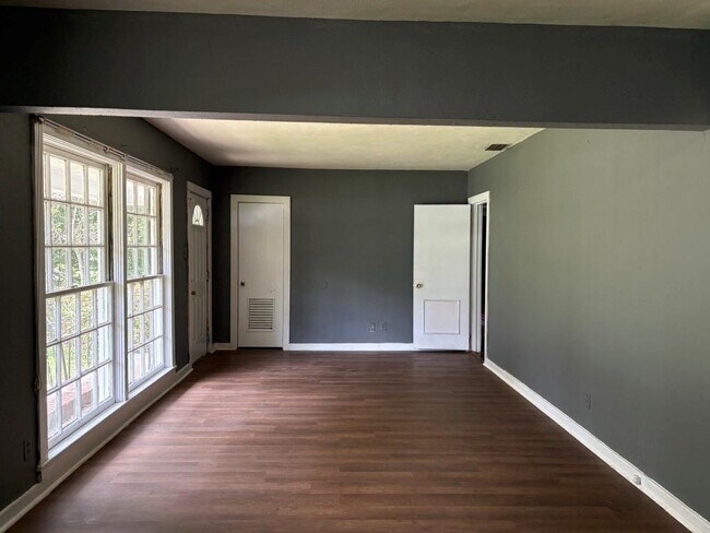 Building Photo - 701 Lilac Ave