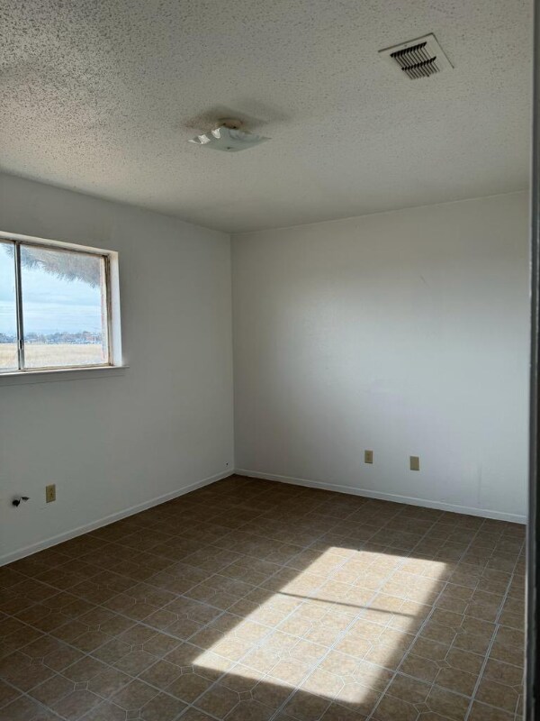 Building Photo - 1725 E 1st St