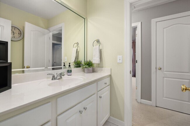 Building Photo - 4 Bed | 2.5 Bath House with Garage