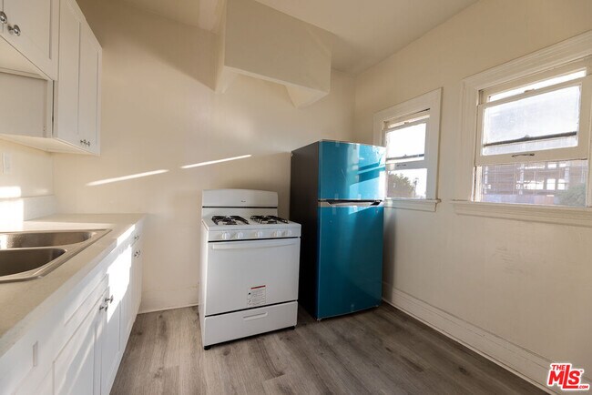 Building Photo - 946 S Burlington Ave