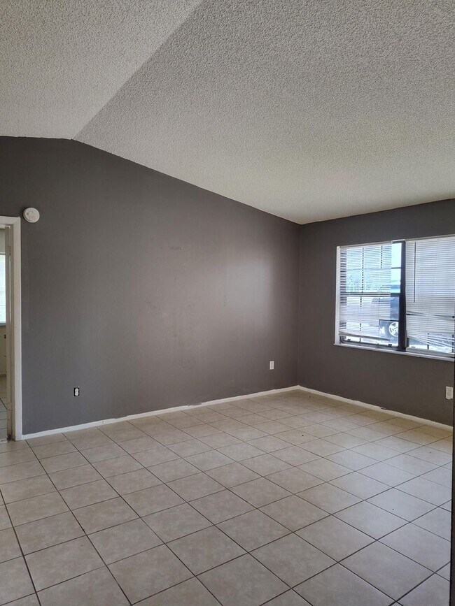 Building Photo - Welcome to Silver Springs Shores–Plaza Rid...