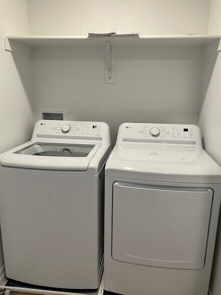 Laundry pair - 231 N Halford Ave