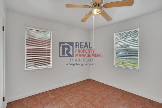 Building Photo - Inviting Home with Pool in Established Cleburne Neighborhood