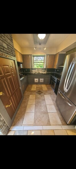 Building Photo - 1703 John Anderson Dr