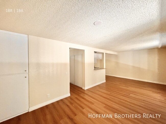 Building Photo - 6727 Woodley Ave