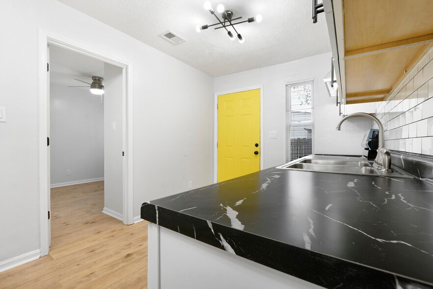 Building Photo - 402 N 20th St