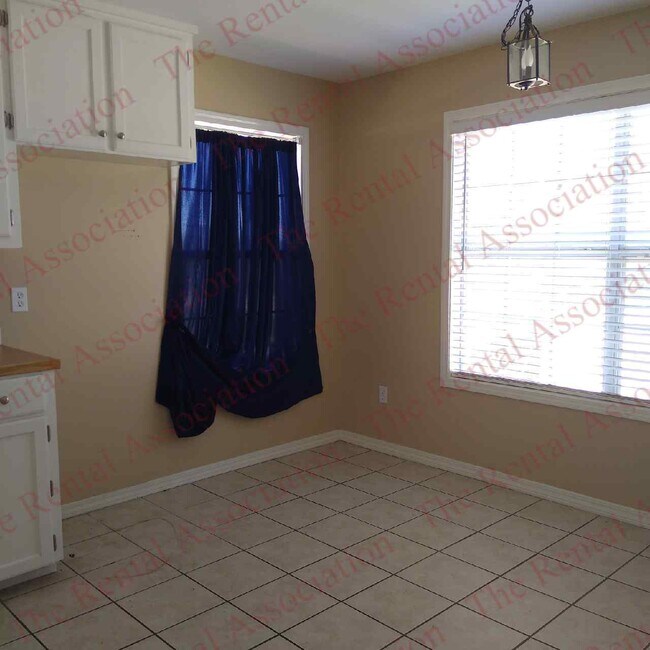 Building Photo - 629 S Barnett Springs St