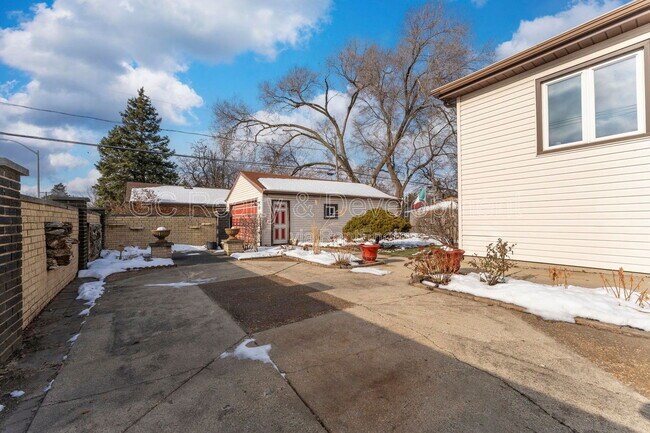 Building Photo - 3303 Division St